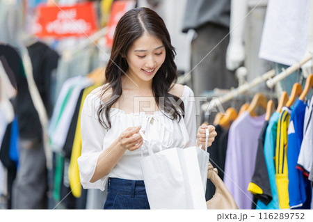 買い物をする若い女性 買い物をする若い女性 116289752