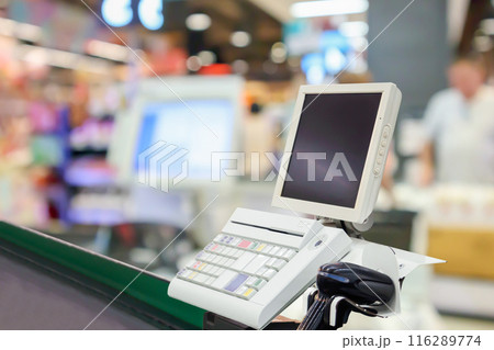 Empty cashier checkout desk with terminal in supermarket 116289774