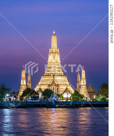 Pagoda at Wat Arun, a royal temple at Chaopraya river on twilight time, Bangkok, Thailand. 116290227