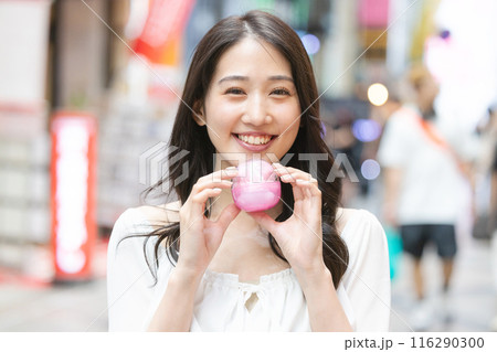 カプセルトイをっ持って喜ぶ女性 116290300