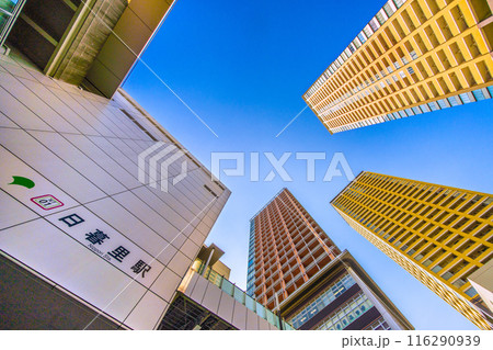 日本の東京都市景観 7月。日暮里駅や駅前のタワーマンション群などを望む＝5日 116290939