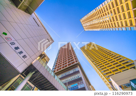 日本の東京都市景観 7月。日暮里駅や駅前のタワーマンション群などを望む＝5日 116290973