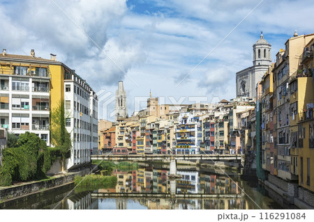 Residential houses along the river Onyar with a view of the sights in the city of Girona (Spain, Catalonia) 116291084