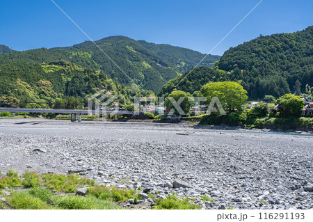 快晴の空と共にある大井川(静岡県) 116291193