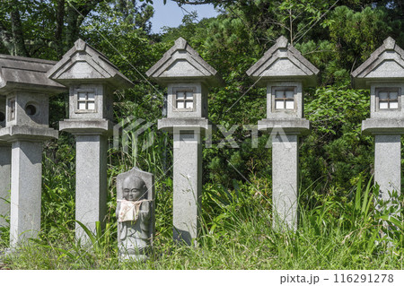 壷阪寺前バス停にあるお地蔵さん 壷阪寺前バス停にあるお地蔵さん 116291278