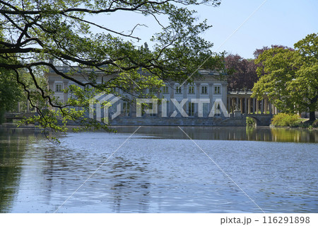 Lake and palace on isle in Warsaw city in Poland 116291898