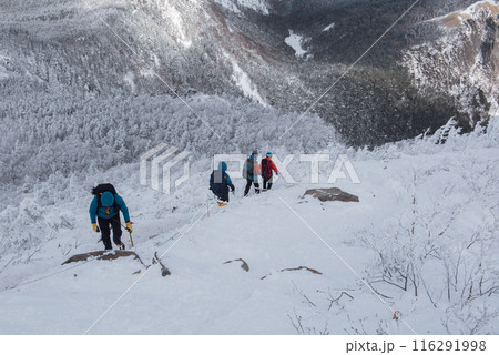 長野県茅野市の厳冬期の東天狗岳の渋ノ湯ルート（東天狗～中山峠）の登山者と雪景色 116291998