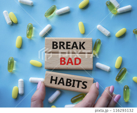 Break bad habits symbol. Concept words Break bad habits on wooden blocks. Beautiful blue background with pills. Doctor hand. Medicine and Break bad habits concept. Copy space. 116293132