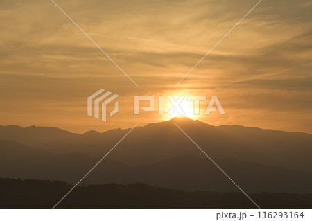 空を黄金色に染めながら奥秩父山塊金峰山から昇る朝日 116293164