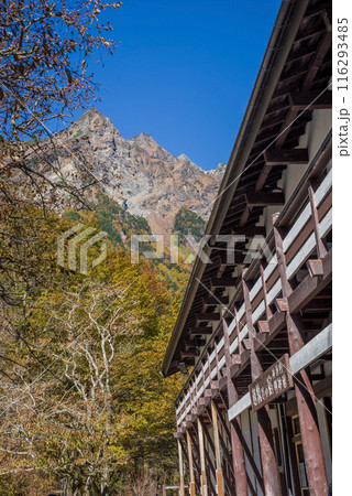 《秋の上高地》明神館と明神岳 《秋の上高地》明神館と明神岳 116293485