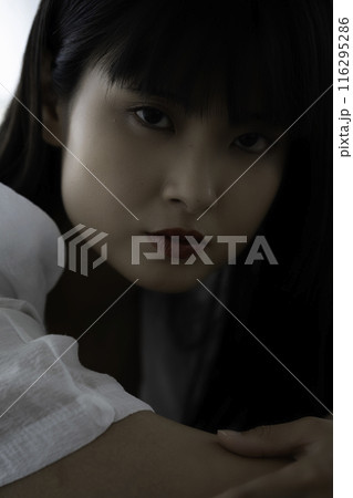 クールな若い女性 クールな若い女性 116295286