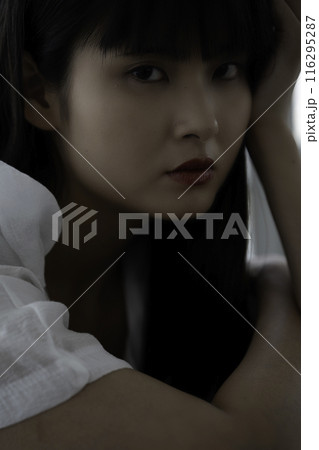 クールな若い女性 クールな若い女性 116295287