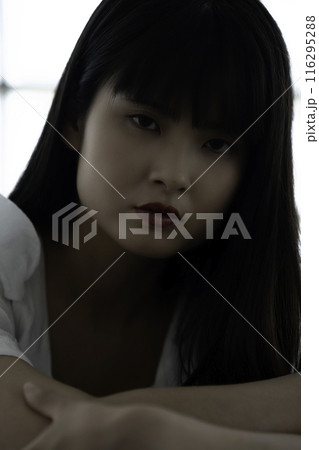 クールな若い女性 クールな若い女性 116295288