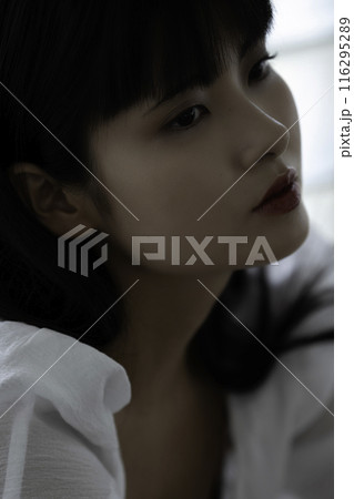 クールな若い女性 クールな若い女性 116295289