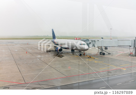 The gate sleeve is docked to the aircraft. 116297889