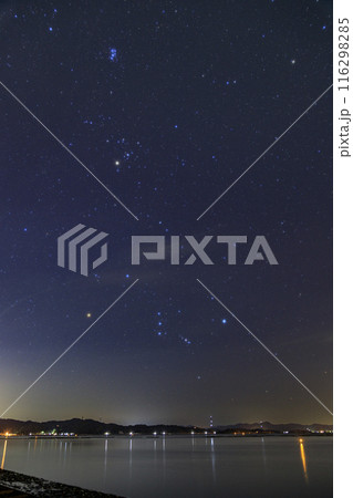 戸内の秋の星景昇るオリオン座とおうし座 116298285