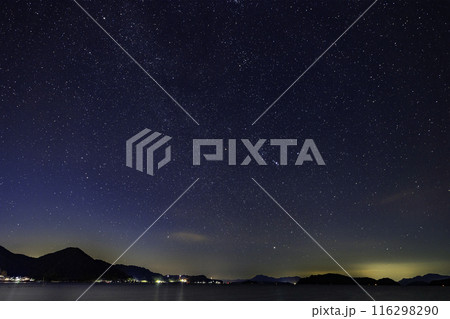 瀬戸内の春の星景オリオン座と冬の大三角 116298290