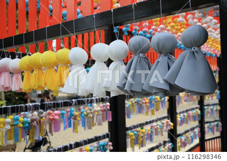 神社に飾られたたくさんのてるてる坊主　 116298346