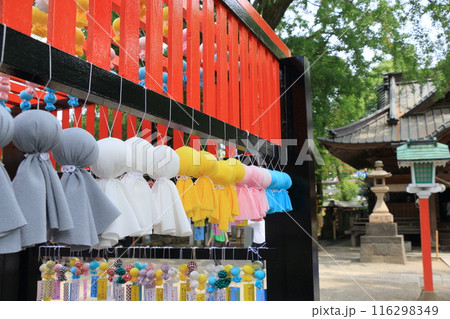 神社に飾られたたくさんのてるてる坊主　 116298349