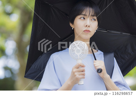 日傘を差す女性 日傘を差す女性 116298657