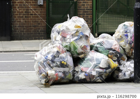 Bin full of rubbish 116298700