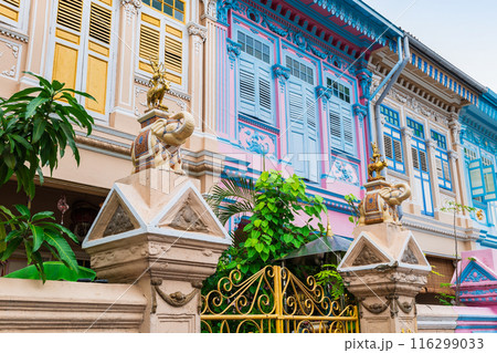 シンガポール　多文化様式の家並みが続くカトン 116299033