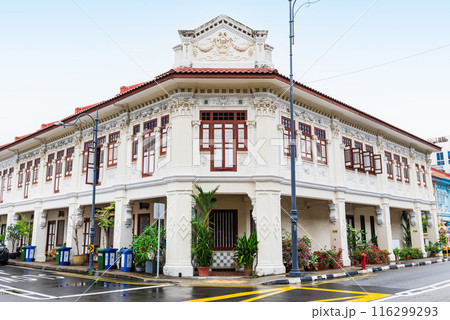シンガポール　多文化様式の家並みが続くカトン 116299293