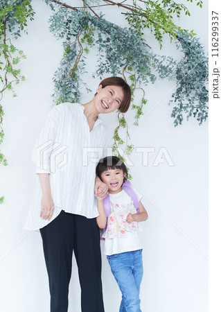 ランドセルを背負った小学生とママ ランドセルを背負った小学生とママ 116299337