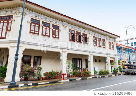 シンガポール　多文化様式の家並みが続くカトン 116299496