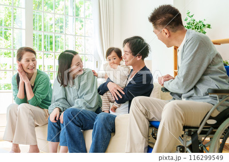 赤ちゃん　親子　三世代家族 116299549