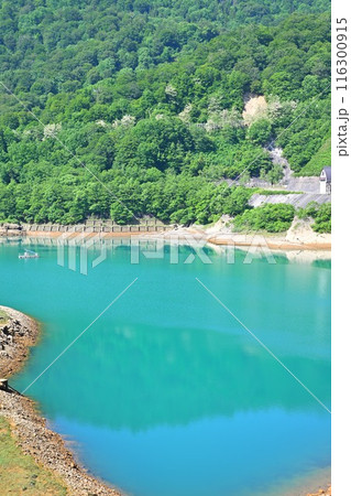 二居ダム エメラルドグリーンの二居ダム湖 湯沢町 二居ダム エメラルドグリーンの二居ダム湖 湯沢町 116300915