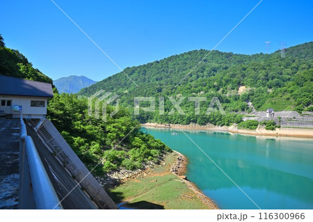 二居ダム　エメラルドグリーンの二居ダム湖　湯沢町　 116300966