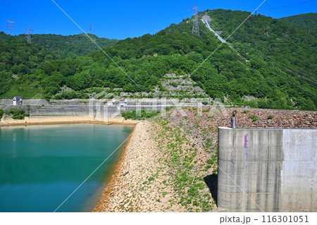 二居ダム　エメラルドグリーンの二居ダム湖　湯沢町　 116301051