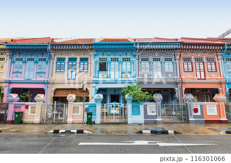 シンガポール　多文化様式の家並みが続くカトン 116301066