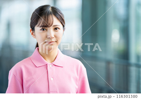 介護士の若い女性。 介護士の若い女性。 116301380