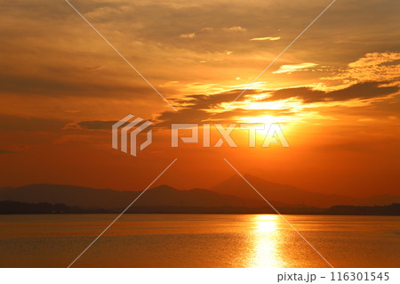 筑波山と霞ヶ浦の夕日 筑波山と霞ヶ浦の夕日 116301545