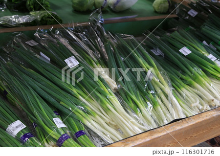新鮮野菜の農産物直売所、農家直送、道の駅や市場の売り場風景 116301716