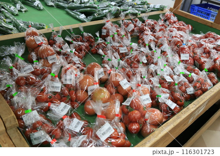 新鮮野菜の農産物直売所、農家直送、道の駅や市場の売り場風景 116301723