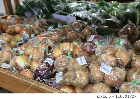 新鮮野菜の農産物直売所、農家直送、道の駅や市場の売り場風景 新鮮野菜の農産物直売所、農家直送、道の駅や市場の売り場風景 116301727