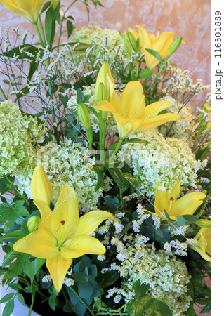 黄色の百合や紫陽花を使用した初夏のフラワーアレンジメント 黄色の百合や紫陽花を使用した初夏のフラワーアレンジメント 116301889