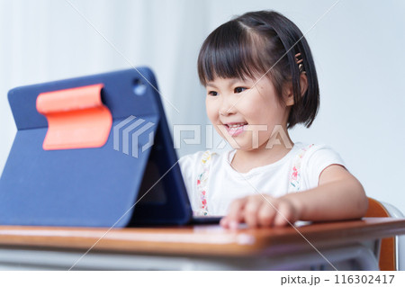 小学校の授業でタブレットを使う小学生 116302417
