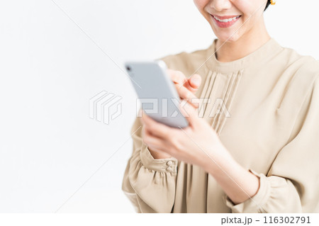 スマートフォンを操作する女性(パーツ) スマートフォンを操作する女性(パーツ) 116302791
