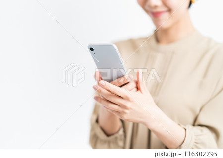スマートフォンを操作する女性（パーツ） 116302795