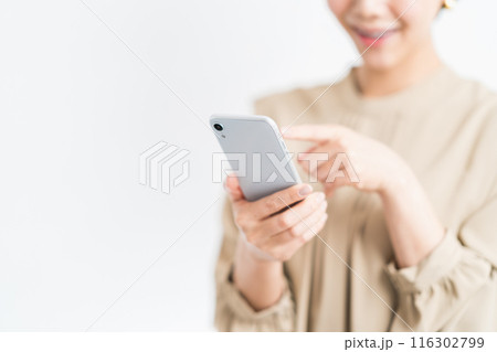 スマートフォンを操作する女性（パーツ） 116302799
