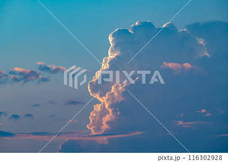 夏の夕暮れの北の空に湧き上がる積乱雲　a-1 116302928