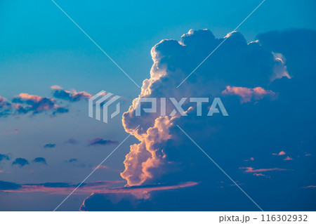 夏の夕暮れの北の空に湧き上がる積乱雲　a-2 高彩度 116302932