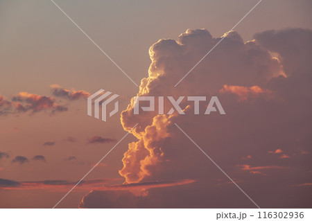 夏の夕暮れの北の空に湧き上がる積乱雲　a-4 暖色 116302936