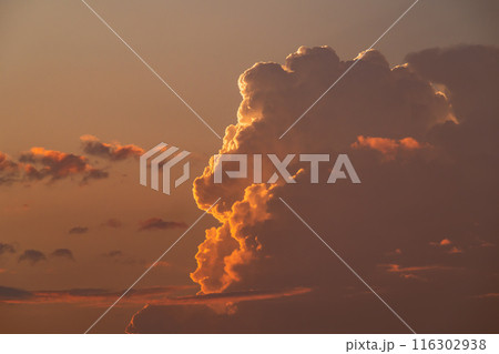 夏の夕暮れの北の空に湧き上がる積乱雲　a-5 暖色 高彩度 116302938