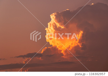 夏の夕暮れの北の空に湧き上がる積乱雲　c-5 暖色 高彩度 116302957