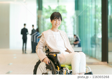 車椅子に乗っているスーツの女性 車椅子に乗っているスーツの女性 116303268